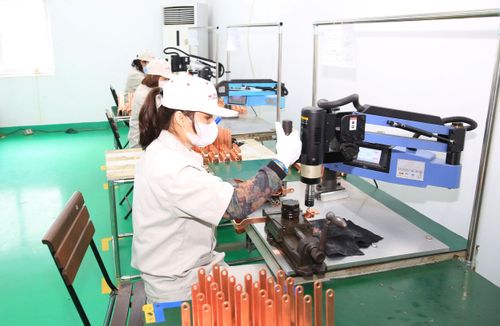 Sản xuất thiết bị máy công nghiệp tại Công ty cổ phần Cơ khí chính xác và chuyển giao công nghệ (Khu công nghiệp Phú Nghĩa). Ảnh Đỗ Tâm