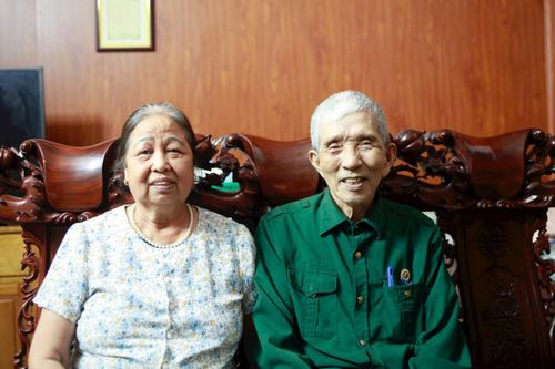 Vợ chồng ông Kiều Văn Uỵch. Ảnh: Hồng Nhung