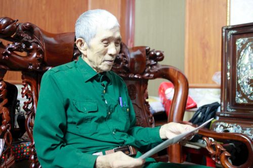 Ông Kiều Văn Uỵch bồi hồi kể lại ký ức hào hùng thời kháng chiến của mình. Ảnh: Hồng Nhung