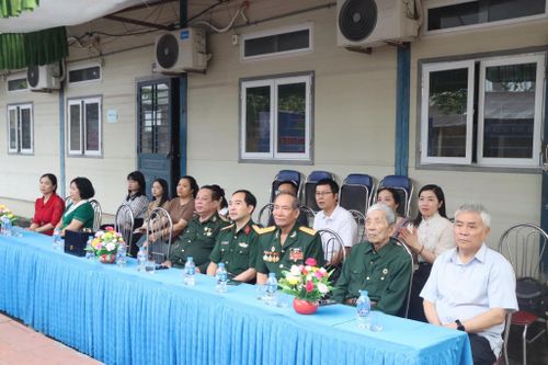 Ông Kiều Văn Uỵch (thứ hai từ phải sang) tại buổi nói chuyện truyền thống nhân dịp kỷ niệm 51 năm Ngày Giải phóng miền Nam của trường THPT Nguyễn Bỉnh Khiêm (xã Phú Xuyên, Hà Nội). Ảnh: Thanh Xuân