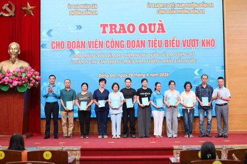 Phó Chủ tịch Thường trực Liên đoàn Lao động thành phố Hà Nội Lê Đình Hùng trao quà cho các đoàn viên công đoàn tiêu biểu vượt khó của phường Đống Đa. Ảnh: Hoa Thành