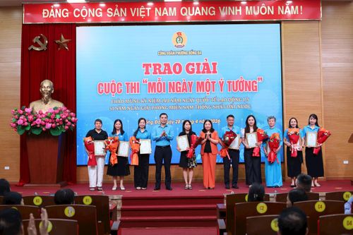 Đại diện lãnh đạo Liên đoàn Lao động thành phố Hà Nội và Chủ tịch Ủy ban MTTQ Việt Nam phường Đống Đa trao giải cho các đơn vị đoạt giải trong cuộc thi "Mỗi ngày một ý tưởng". Ảnh: Hoa Thành
