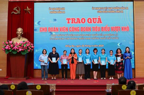 Chủ tịch Ủy ban MTTQ Việt Nam phường Đống Đa Trần Thị Minh Xuân trao quà cho công nhân tiêu biểu có hoàn cảnh khó khăn. Ảnh: Hoa Thành