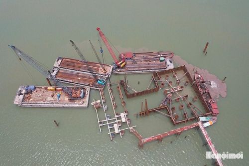 Máy móc tập trung vào các hạng mục khoan cọc, xử lý nền móng và xây dựng mố cầu.