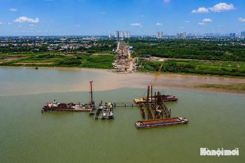 Theo ghi nhận của phóng viên, công nhân của nhà thầu đang tích cực triển khai các hạng mục thi công dưới lòng sông như khoan cọc, xây mố cầu…