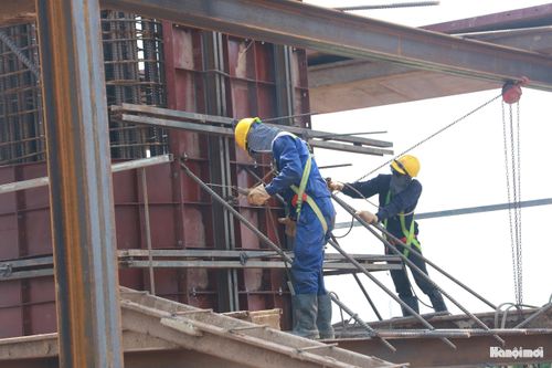 Tại mũi thi công trên bờ, các công nhân tất bật làm việc, đảm bảo tiến độ đề ra.