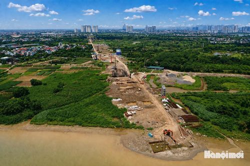 Tại 2 đường dẫn lên cầu thuộc xã Thanh Trì, xã Bát Tràng, nhà thầu đã cơ bản hoàn thiện phần đế các trụ cầu cạn và đang tích cực thi công phần trụ nổi.