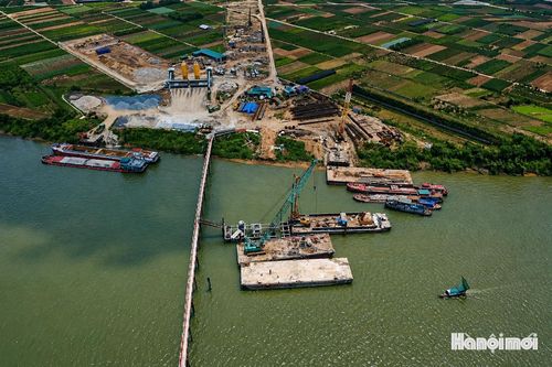 Hiện tại, hệ thống máy khoan cọc nhồi cỡ lớn được triển khai trên lòng sông Hồng, phục vụ thi công các trụ chính của cầu Ngọc Hồi.
