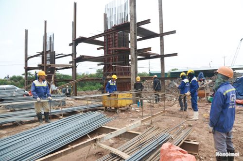 Hoạt động thi công cầu Ngọc Hồi và 2 đường dẫn diễn ra nhộn nhịp, nghiêm túc, bảo đảm các yêu cầu về kỹ thuật và an toàn lao động.