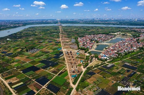 Toàn cảnh công trường thi công cầu Ngọc Hồi và đường dẫn 2 đầu cầu tại khu vực ven sông Hồng, đoạn qua địa bàn xã Bát Tràng và xã Thanh Trì.