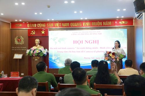 Đồng chí Cấn Thị Việt Hà, Bí thư Đảng ủy, Chủ tịch HĐND phường Dương Nội phát biểu tại Hội nghị. Ảnh: Thùy Dương