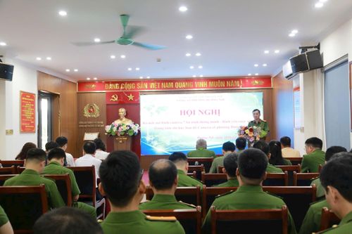 Trung tá Bùi Đức Mậu - Phó Trưởng Công an phường báo cáo tại Hội nghị. Ảnh: Thùy Dương