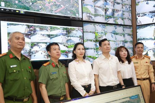 Các đại biểu tham quan mô hình. Ảnh: Thùy Dương