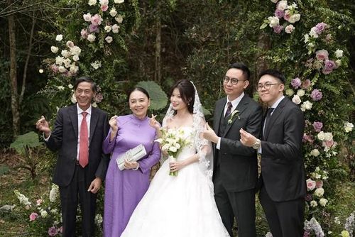 NSND Bùi Bài Bình và vợ - NSƯT Ngọc Thu trong ngày cưới con trai.