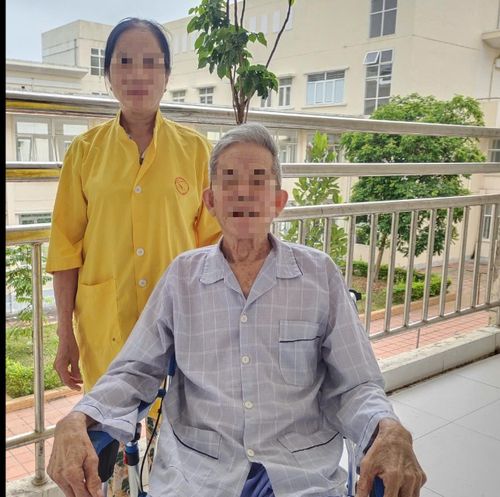 Hình ảnh bệnh nhân cao tuổi bên người thân sau phẫu thuật.