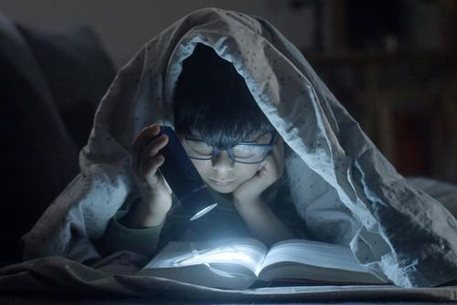 Trẻ đọc sách để giải trí thường dành ít thời gian cho các thiết bị điện tử hơn (cả trong tuần và cuối tuần) và có thời gian ngủ dài hơn. Ảnh minh họa: Kampus Production