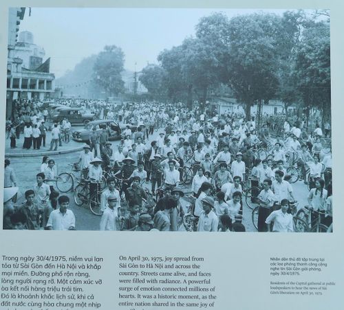 Người dân Thủ đô tập trung tại loa phóng thanh công cộng nghe tin Sài Gòn giải phóng, ngày 30/4/1975.