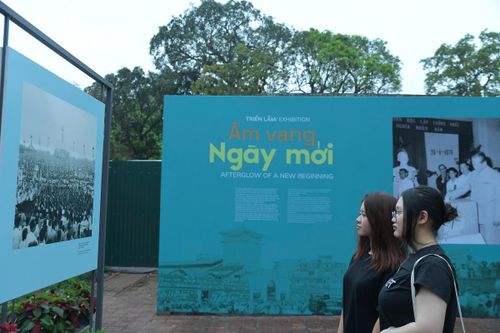 Triển lãm ảnh tư liệu “Âm vang ngày mới” cũng đã thu hút sự quan tâm của các bạn trẻ.