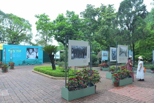Nội dung triển lãm được cấu trúc thành hai chủ đề chính. Chủ đề “Non sông thống nhất” tái hiện thời khắc lịch sử ngày 30/4/1975 và không khí vỡ òa niềm vui thống nhất trên khắp cả nước. Tiếp nối dòng chảy lịch sử, chủ đề “Âm vang ngày mới” phản ánh quá trình tiếp quản, ổn định bộ máy nhà nước và sự kiện Tổng tuyển cử bầu cử Quốc hội năm 1976 - dấu mốc quan trọng trong việc xác lập Nhà nước thống nhất. Chủ đề khắc họa bức tranh đất nước trong những năm đầu hòa bình: từ quá trình khôi phục kinh tế, đến đời sống thường nhật của người dân trên khắp cả nước.