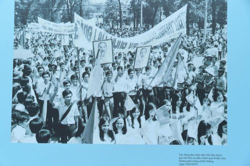 Các tầng lớp nhân dân Sài Gòn tham gia mít tinh và diễu hành qua lễ đài, trên đường phố ngày 15/5/1975.