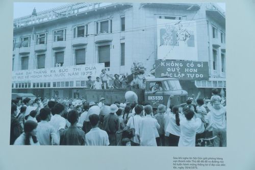 Thanh niên Thủ đô tuần hành mừng thắng lợi vĩ đại của dân tộc ngày 30/4/1975.
