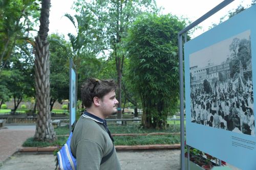 Du khách quốc tế tham quan không gian triển lãm.