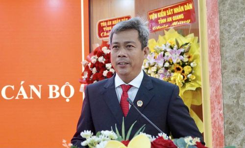 Tân Chánh án TAND tỉnh An Giang Thái Rết phát biểu nhận nhiệm vụ. Ảnh: Khánh Thùy