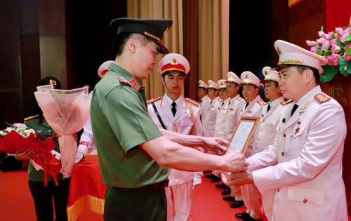 Thiếu tướng Cao Minh Huyền trao quyết định cho các chiến sĩ. Ảnh: CACC.