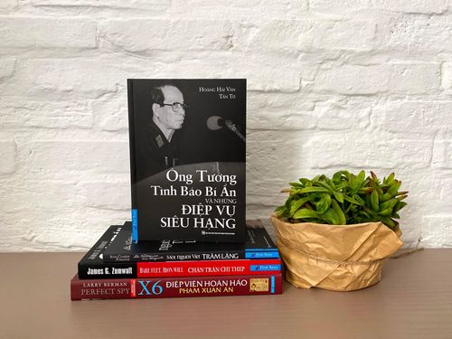  Sách Ông tướng tình báo bí ẩn và những điệp vụ siêu hạng. 