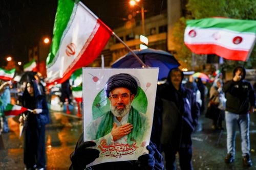 Giữa bối cảnh đất nước trải qua chiến sự, người dân Iran thể hiện sự ủng hộ dành cho chính quyền, liên tục xuống đường diễu hành phản đối chiến sự của Mỹ - Israel tiến hành tại Iran. Ảnh: Reuters.