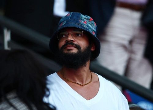  Cựu ngôi sao bóng rổ Joakim Noah có mặt trên khán đài trước giờ bóng lăn. Ảnh: Reuters. 