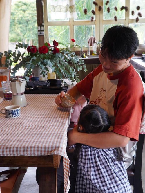  Cặp đôi hiện có một con gái đầu lòng, biệt danh Daisy, song không công khai mặt con trên mạng xã hội. Xuân Trường tỏ ra là ông bố "nghiện" con khi đăng tải nhiều khoảnh khắc chơi đùa, chuẩn bị đồ ăn hay làm đồ chơi tặng con. 