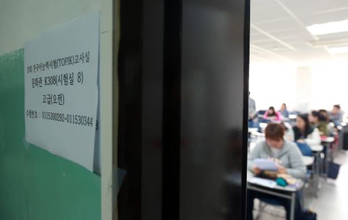 Khi kỳ thi TOPIK ngày càng trở nên phổ biến, các hành vi gian lận tăng đột biến, từ 182 vụ năm 2020 lên 414 vụ năm 2024. Ảnh: Yonhap.