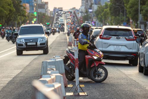 Mô hình này giúp tăng số làn xe theo nhu cầu thực tế mà không cần giải phóng mặt bằng, tận dụng tối đa mặt đường hiện hữu.