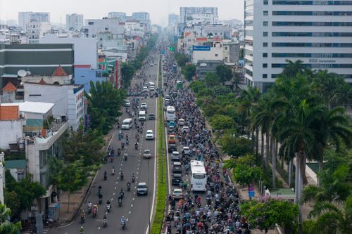 Hình ảnh đường Cộng Hòa trước khi phá dỡ dải phân cách. Theo dữ liệu của Sở Xây dựng TP.HCM, đường Cộng Hòa là một trong những tuyến có mật độ phương tiện cao nhất thành phố, với lưu lượng hơn 500.000 lượt xe mỗi ngày đêm. Trong giờ cao điểm, áp lực giao thông thường xuyên vượt quá 150% năng lực thông hành, khiến các nút giao quan trọng như Cộng Hòa - Hoàng Hoa Thám và Cộng Hòa - Út Tịch rơi vào tình trạng ùn tắc nghiêm trọng.
