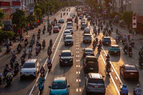 Ghi nhận chiều ngày 28/4, nhiều đoạn đường đã hoàn thành khâu phá dỡ dải phân cách, san gạt, thảm nhựa và kẻ lại vạch sơn đường. Theo phương án, đoạn dải phân cách được phá dỡ, kéo dài khoảng 2,5 km từ cầu vượt Lăng Cha Cả đến đường Trường Chinh, giúp mở rộng mặt đường thêm khoảng 3 m.