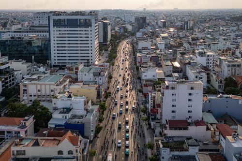 Những ngày cuối tháng 4, TP.HCM triển khai tháo dỡ dải phân cách cứng trên đường Cộng Hòa, một trong những “điểm đen” ùn tắc của thành phố, nhằm áp dụng mô hình giao thông đường 3 chiều, dự kiến hoàn tất trước ngày 15/5. Giải pháp này được kỳ vọng góp phần giảm áp lực lưu thông tại cửa ngõ sân bay Tân Sơn Nhất. Sự biến mất của hàng cây xanh cùng dải phân cách bê tông vốn quen thuộc, khiến nhiều người không khỏi bất ngờ.