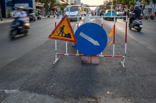 Cụ thể, vào giờ cao điểm buổi sáng, chiều xe vào trung tâm có thể được ưu tiên mở rộng lên 4 làn, trong khi chiều ngược lại giảm xuống. Đến buổi chiều, hướng lưu thông sẽ được điều chỉnh ngược lại để phù hợp với dòng phương tiện.