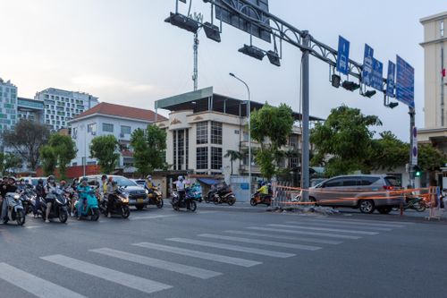 Do mô hình tổ chức giao thông còn khá mới lạ, nhiều người vẫn chưa quen với cách phân làn đảo chiều, đặc biệt tại các giao lộ đông xe. Điều này đòi hỏi hệ thống biển báo rõ ràng và lực lượng điều tiết phù hợp trong giai đoạn đầu.