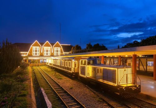  Ga Đà Lạt sáng đèn về đêm. Ảnh: Dalat Traveler. 