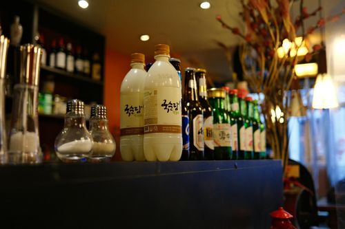 Sự suy giảm của văn hóa “hoesik” (những buổi tụ tập bắt buộc sau giờ làm) góp phần làm thay đổi thói quen uống rượu của người trẻ Hàn Quốc. Ảnh minh họa: JMAD/Pexels.