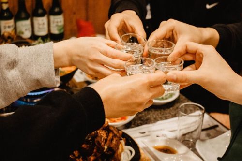 Gen Z Hàn Quốc đang giảm mạnh tần suất uống rượu, không còn xem nhậu nhẹt là chuẩn mực xã giao. Ảnh: Yonhap.