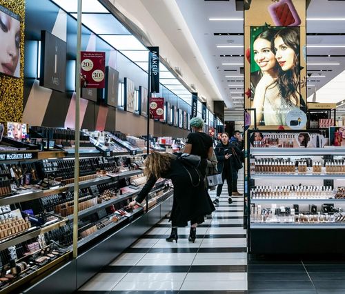 Sự phổ biến của mạng xã hội và influencer kéo trẻ em vào xu hướng chăm sóc da sớm hơn bao giờ hết. Ảnh minh họa: Karsten Moran/New York Times.