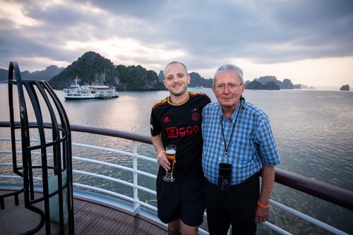 Du khách Luca cùng ông nội Sandro (quốc tịch Italy) đã có 12 ngày du lịch xuyên Việt. Hành trình của họ bắt đầu từ TP.HCM, qua Cần Thơ, Huế, Hội An, Lai Châu, Hà Nội trước khi đến vịnh Hạ Long. "Chỉ mới đứng trên du thuyền khoảng 15 phút, tôi đã choáng ngợp trước khung cảnh di sản thế giới. Tôi yêu thiên nhiên nên chuyến đi này thực sự phù hợp. Những ngày tới, tôi dự định khám phá thêm các hang động, leo núi hoặc chèo kayak", Luca nói với Tri Thức - Znews.