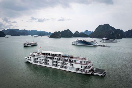 Riêng ngày 26/4, khách đến vịnh Hạ Long đạt hơn 17.000 lượt, cao nhất trong kỳ nghỉ. Lượng khách tăng mạnh góp phần tạo không khí sôi động tại các tuyến, điểm tham quan trọng điểm trên vịnh.
