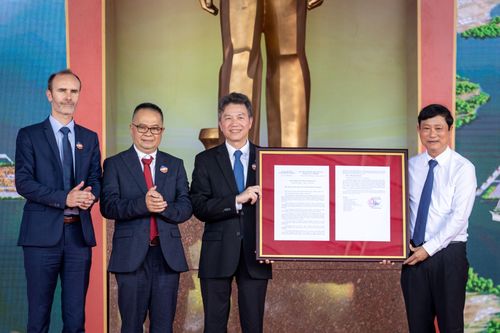 Theo đó, hai doanh nghiệp trong nước là Tổng công ty Hàng hải Việt Nam (VIMC) và CTCP Cảng Sài Gòn (SGP) đã “bắt tay” với hãng tàu biển lớn nhất thế giới MSC (thông qua công ty con là Terminal Investment Limited Holding S.A. - TIL) hình thành liên danh nhà đầu tư dự án.