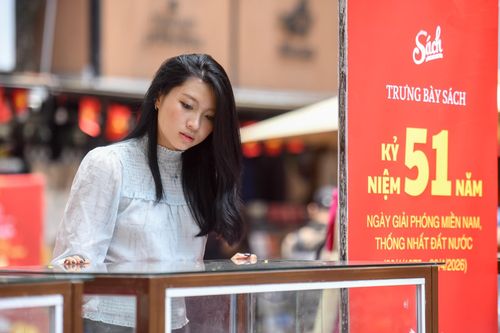  Việt Nam đẹp nhất có tên Bác Hồ, Bác Hồ gọi - Ấy là mùa xuân đến, Hồ Chí Minh - Nhà chiến lược quân sự thiên tài... cũng là những tác phẩm được trưng bày và gây ấn tượng với bạn đọc đến Đường sách. 