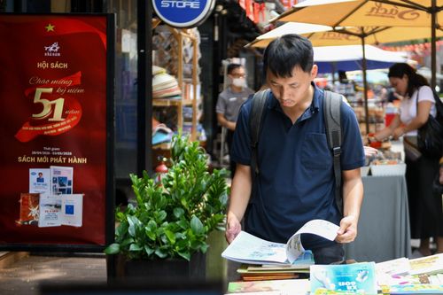  Ngoài hoạt động triển lãm, Đường sách còn tổ chức hội sách đến hết ngày 3/5. Sự kiện không chỉ là nơi mua sắm mà còn là không gian giáo dục truyền thống sinh động cho thế hệ tương lai. 
