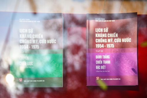  Tác phẩm tiêu biểu Lịch sử kháng chiến chống Mỹ, cứu nước 1954-1975 được trưng bày trang trọng tại khu vực trung tâm. Đây là bộ tư liệu hệ thống lại các cột mốc chiến lược, giúp người đọc có cái nhìn toàn diện về cuộc đấu tranh giải phóng dân tộc. 