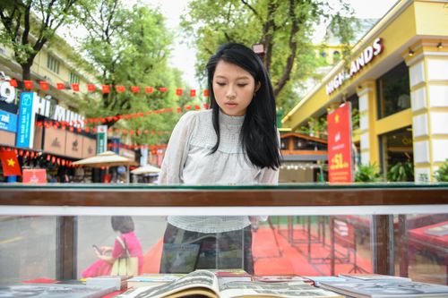  Không gian trưng bày chuyên đề 30/4 tập trung giới thiệu những ấn phẩm giá trị về Đại thắng mùa Xuân 1975 và hành trình thống nhất đất nước. Hoạt động này diễn ra xuyên suốt kỳ nghỉ lễ nhằm bồi đắp niềm tự hào dân tộc cho khách tham quan. 
